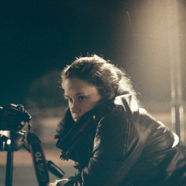 En las paredes rastros de poemas rotos