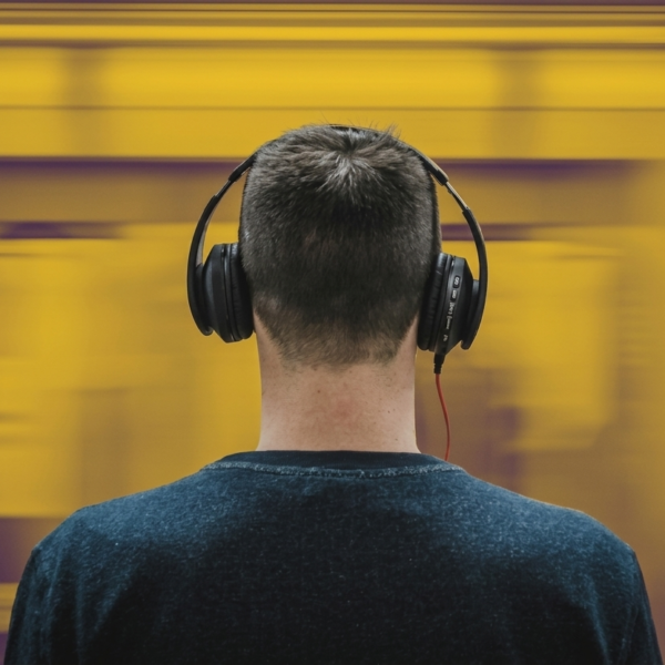 Los nuevos Platones usan micrófono: Cómo los podcasts recuperaron el diálogo como género olvidado