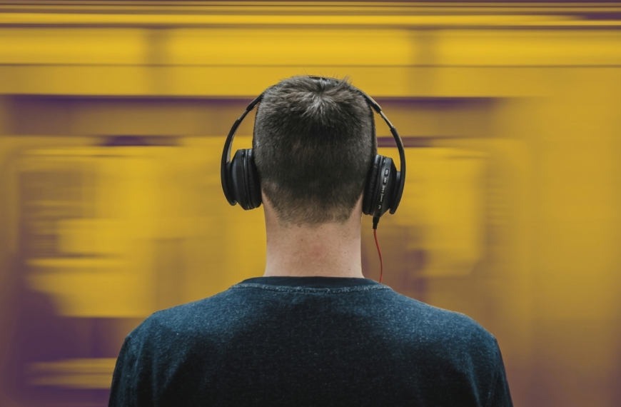 Los nuevos Platones usan micrófono: Cómo los podcasts recuperaron el diálogo como género olvidado